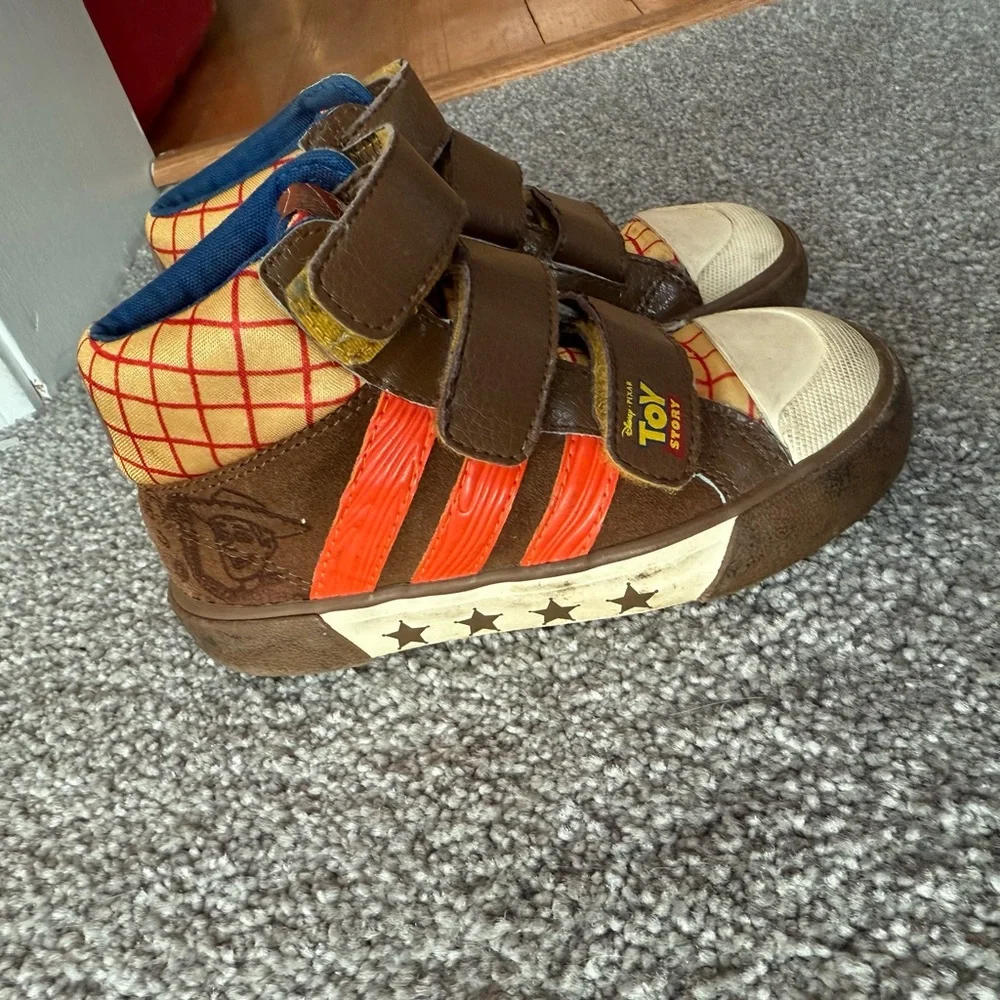 ADIDAS WOODY TOY STORY UNISEX SIZE‎ 8YOUTH PLAY SHOES- Vintage Toy Story 3